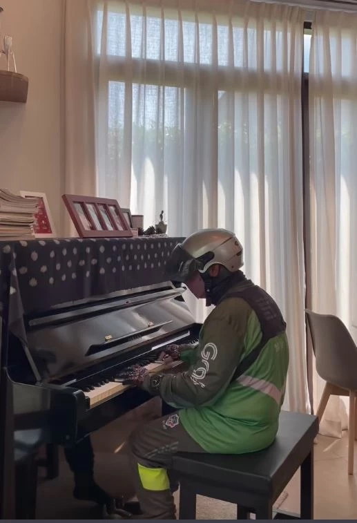 แชร์สนั่น! คลิปหนุ่มไรเดอร์ โชว์บรรเลงเปียโน ระหว่างนั่งรออาหาร