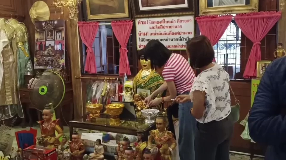 ประชาชน มากราบไหว้ขอพรกับ ย่านาค วัดมหาบุศย์