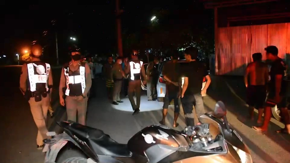 วัยรุ่นขอ"แตรสามช่า"บรรทุกพ่วงกลางดึก ก่อนถูกสาดกระสุนยิงถล่ม