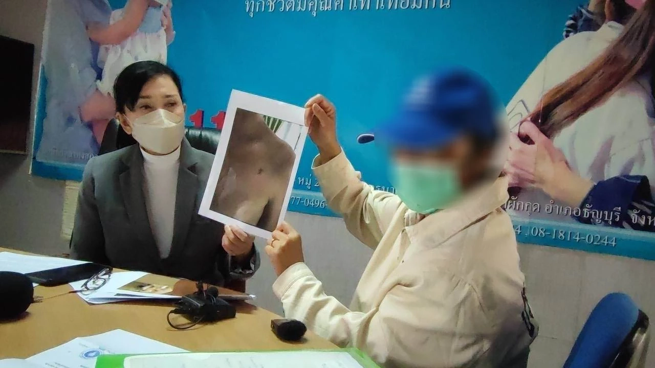 ปวีณา - ตร.บางบัวทอง นำหมายศาลเข้าค้นบ้านครูเตย ยึดสาก มีดทำครัว ไปตรวจสอบ