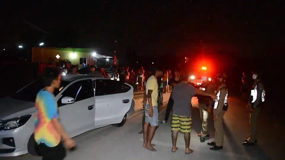 วัยรุ่นขอ"แตรสามช่า"บรรทุกพ่วงกลางดึก ก่อนถูกสาดกระสุนยิงถล่ม