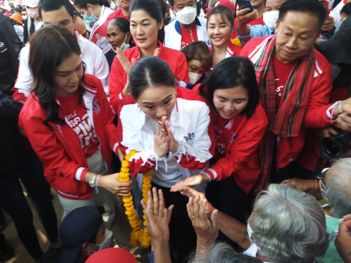 “อุ๊งอิ๊งค์”เมิน ส.ว.วิจารณ์อ่อนประสบการณ์ ลั่นสู้เต็มที่พร้อมเป็นนายกฯ