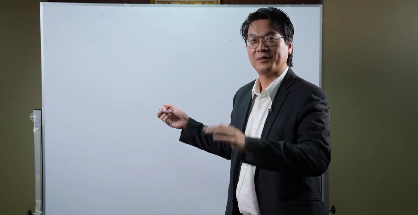 ดร.สติธร ธนานิธิโชติ ผู้อำนวยการสำนักนวัตกรรมเพื่อประชาธิปไตย สถาบันพระปกเกล้า