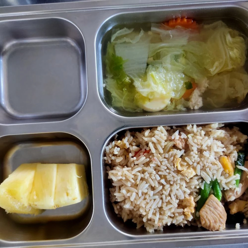 ภาพอาหารกลางวันที่โรงเรียนโพสต์ขึ้นเว็บไซต์