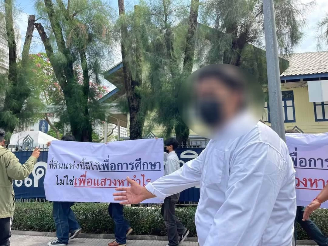 ศิษย์เก่า-ศิษย์ปัจจุบัน ปิดถนนประท้วง คัดค้านย้ายอุเทนถวาย ออกจากพื้นที่