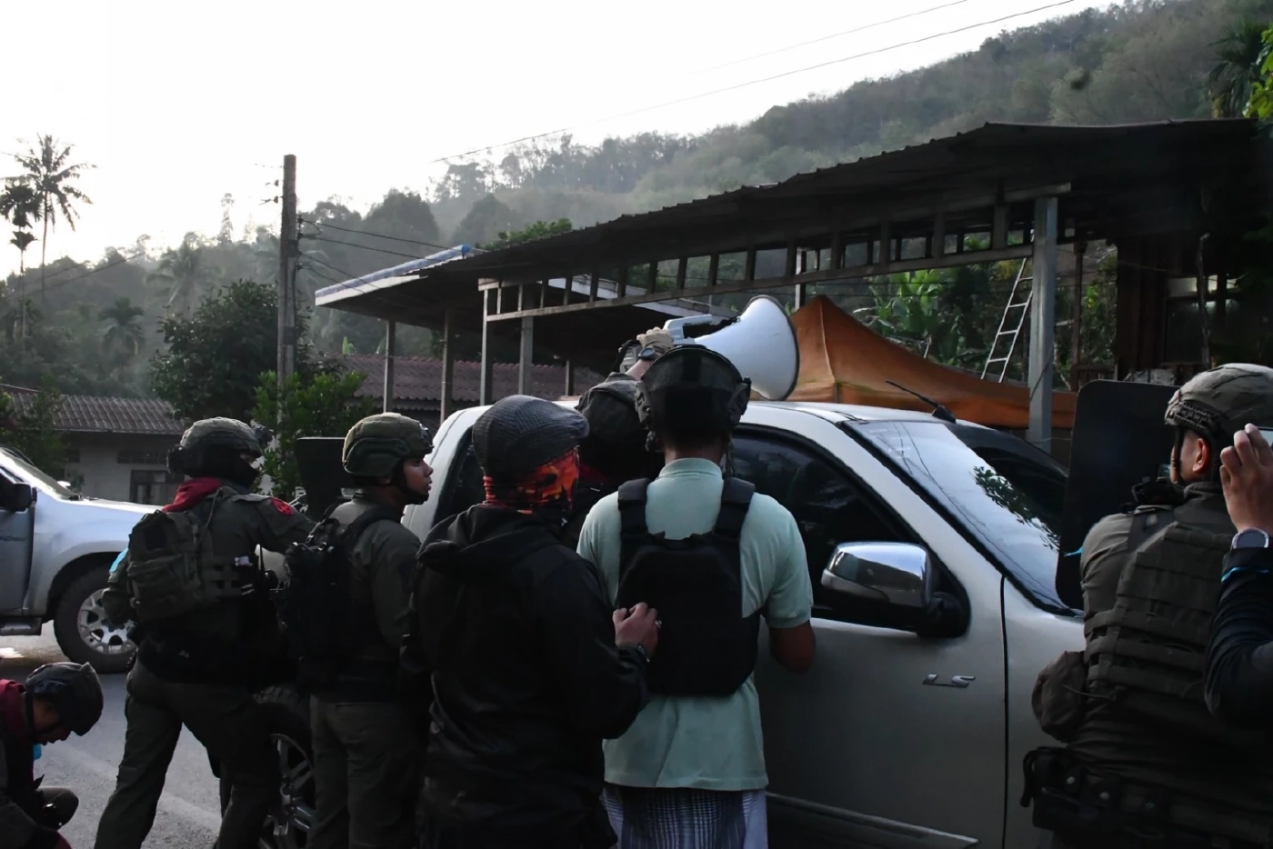 ด่วน! ตชด.ปิดล้อมอ.ธารโต วิสามัญฯมือประกอบระเบิด โยงบึ้ม“พ.ต.ต.”พลีชีพ