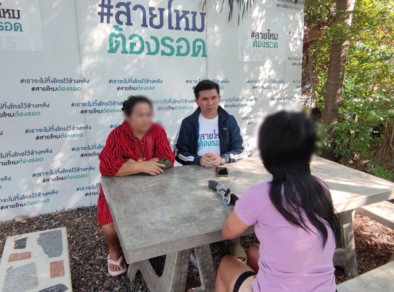 ลูกจ้างสาว ถูกเจ้าของร้านทุเรียนขืนใจ พอเมียจับได้ ช่วยกันทำร้าย อัดคลิปประจาน