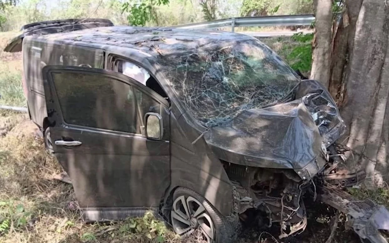 รถตู้วงมหาหิงค์เสียหลักชนต้นไม้เจ็บ 3 "เอ" นักร้องนำกระดูกหลังหัก