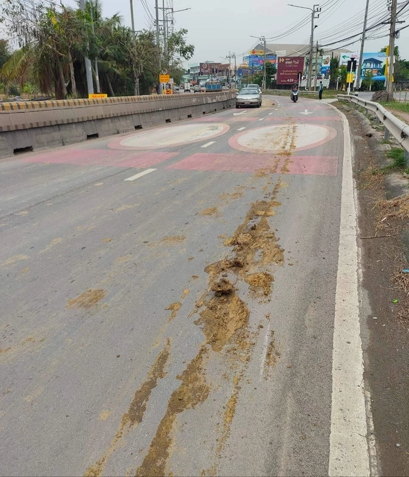 ทุกข์ชาวบ้าน "ซอยวัดลาดปลาดุก" ดินโคลนหล่นตามถนน ทำ จยย. เสียหลักล้ม บาดเจ็บ