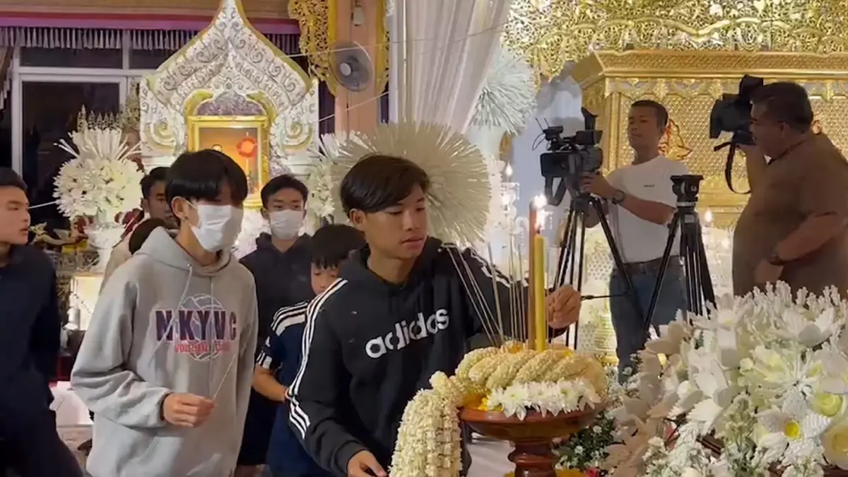 พ่อแม่-เพื่อนทีมหมูป่า สวดมนต์ บำเพ็ญกุศล เรียกขวัญให้ "น้องดอม"กลับบ้าน
