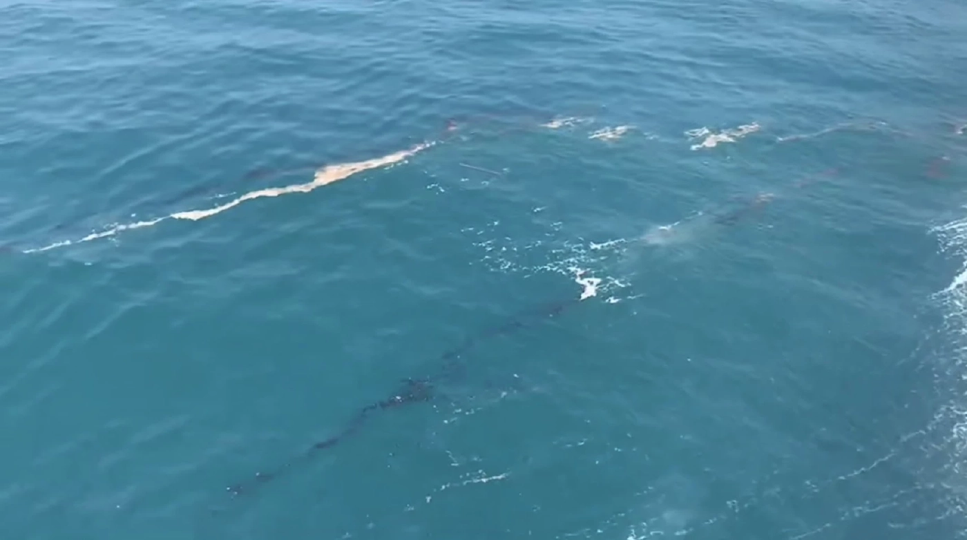 ชาวประมงผงะ เจอคราบน้ำมันลอยทะเลระยอง ศรชล. เร่งเข้าน้ำยากำจัดคราบ