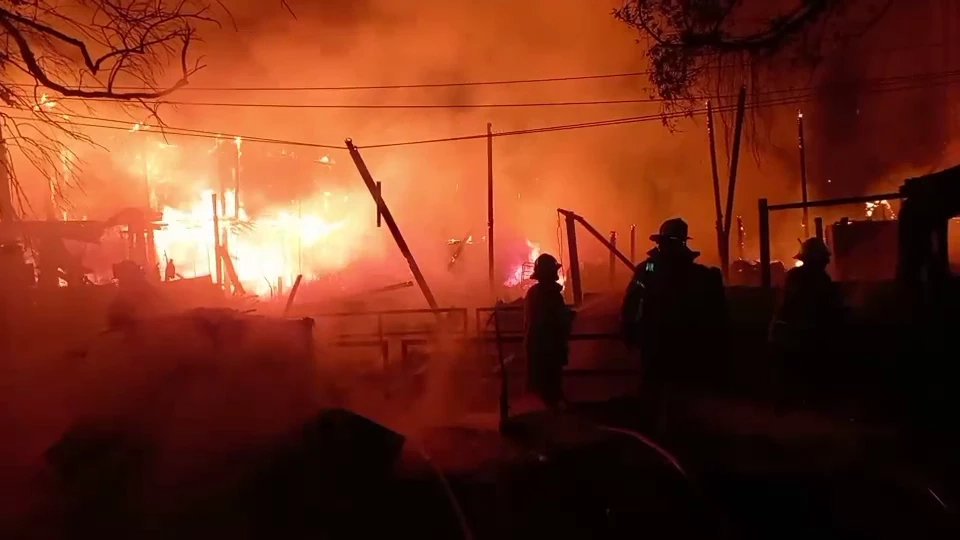 ไฟไหม้บ้านพักคนงานโรงไม้เก่า ย่านราษฎร์บูรณะ ลามบ้านไม้อีก 5 หลังวอด