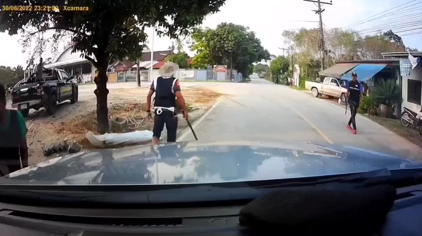 ไล่จับวุ่น พ่อคลั่งยาอุ้มลูก 6 เดือน ซิ่งเก๋งหนี ชนยับ ปชช. - รถตร.  (มีคลิป)