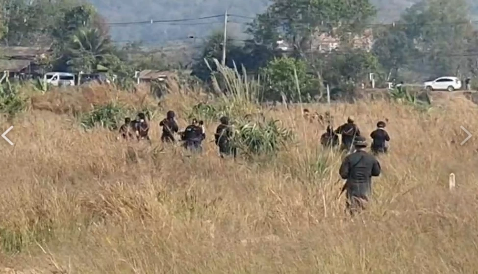 ด่วน! จับแล้วมือยิงตำรวจเสียชีวิต ขณะเข้าตรวจค้นปืน แอบซ่อนใต้ต้นดอกหญ้า