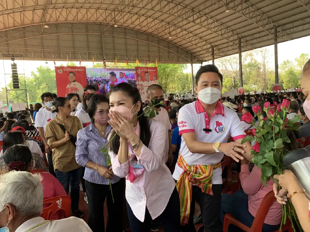 ระทึก โดรนถ่ายภาพตกใส่หัว คุณหญิงแจ่มใส เลือดซิบ ระหว่างฟังปราศรัย ลูกท็อป
