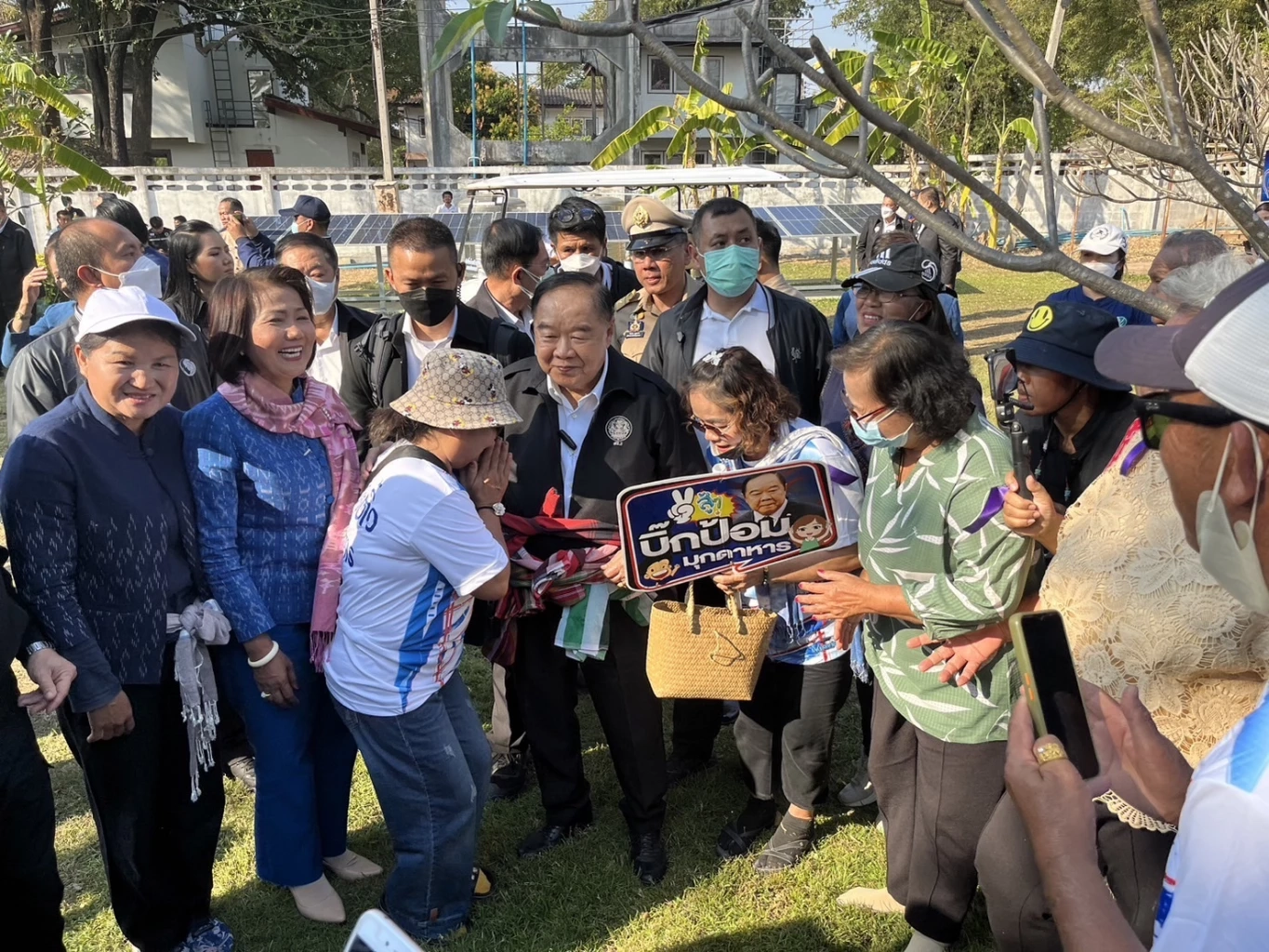 พลังประชารัฐ มาแรง! กระแส "ลุงป้อม ฟีเวอร์" ประชาชน ถูกใจ “ป้อม 700”