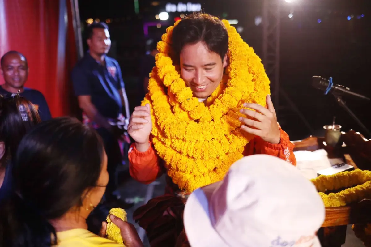 “พิธา” เปิดผู้สมัคร 10  ส.ส. ก้าวไกล แซะ “คนบุรีรัมย์” จนหนี้ท่วมต้องกินข้าว