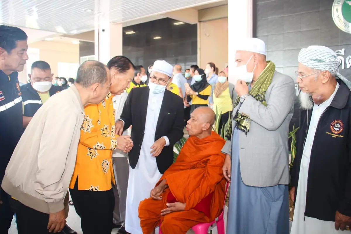 "วันมูหะมัดนอร์ มะทา" มอบดอกไม้ให้กำลังใจ "หมอสุภัทร" ย้ายมารพ.สะบ้าย้อย วันแรก