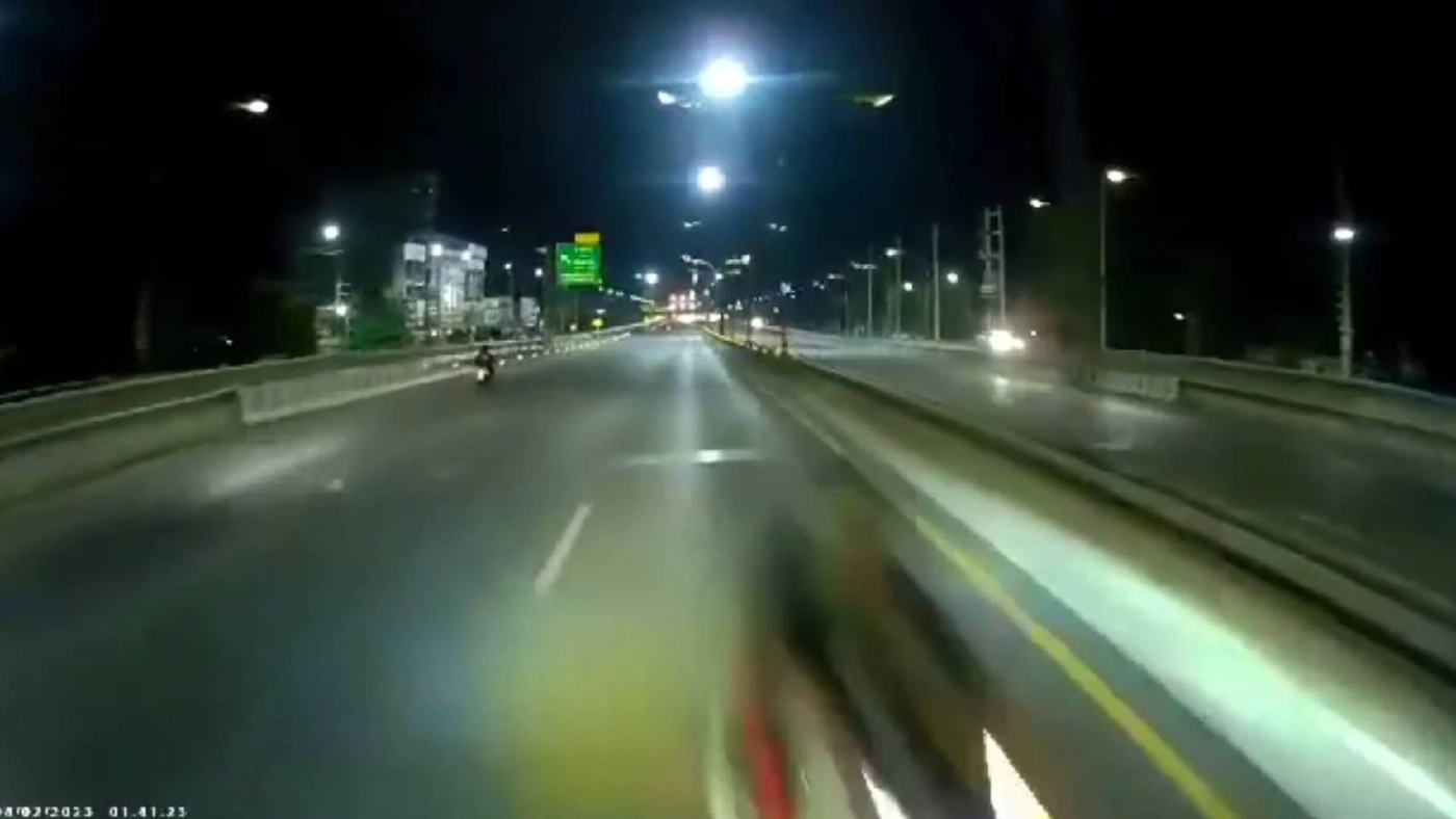 เปิดคลิป กล้องหน้ารถจับภาพหนุ่มขี่จยย.ย้อนศร ประสานงาบรรทุกไฟลุกท่วม