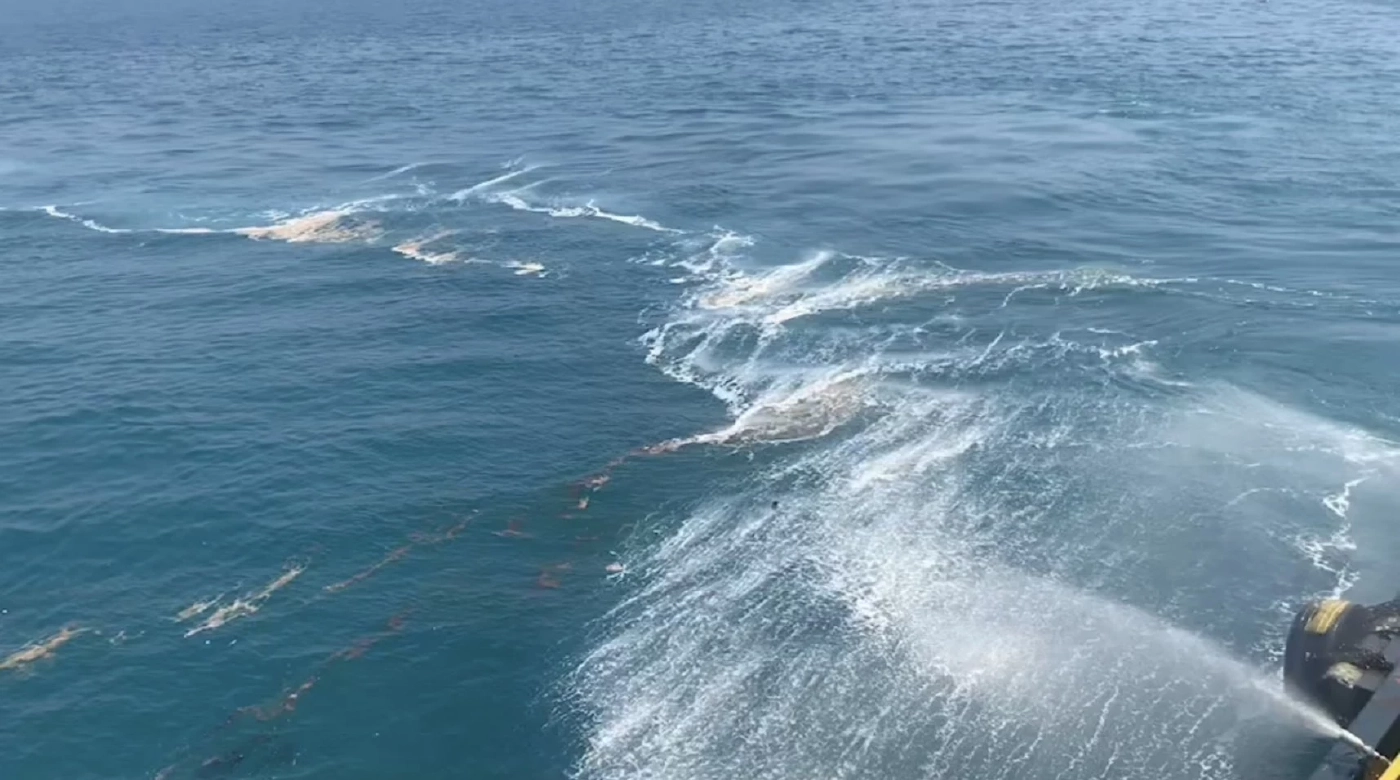 ชาวประมงผงะ เจอคราบน้ำมันลอยทะเลระยอง ศรชล. เร่งเข้าน้ำยากำจัดคราบ