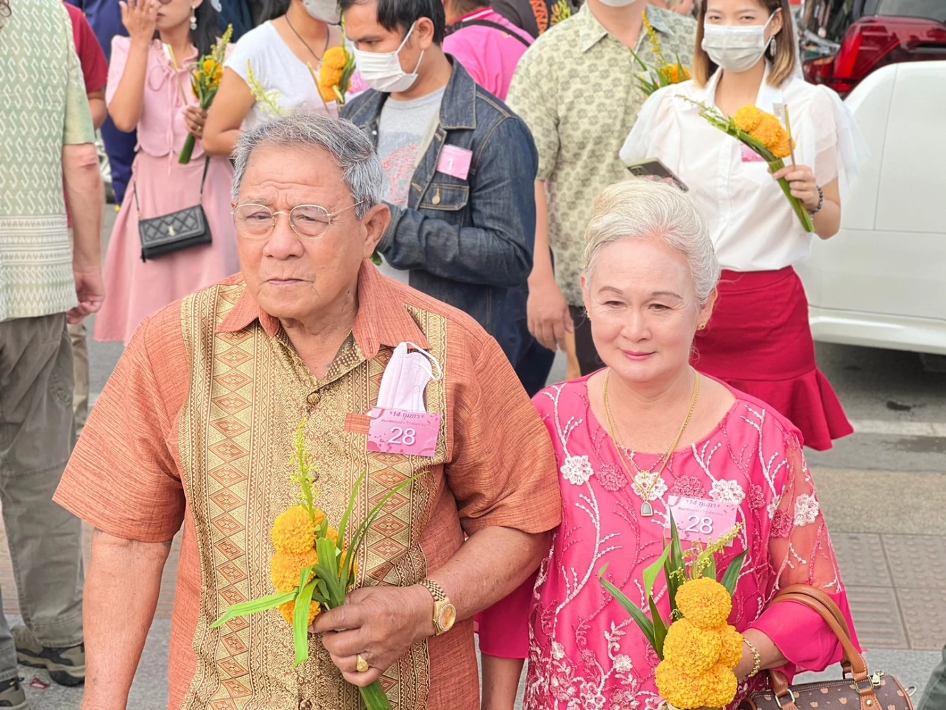 "วาเลนไทน์" โคราชสุดชื่นมื่น คู่รักหลานย่าโม จดทะเบียนสมรสลอยฟ้า