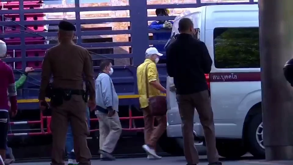 คุม 45 นักพนันไฮโล บ่อนตลาดพญาไม้ ส่งศาลธนบุรี หลังถูกจับกุมกลางดึก