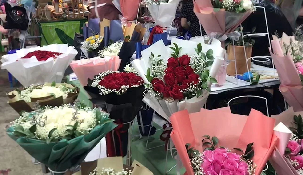 ปากคลองตลาดคึกคัก คนแห่ซื้อดอกไม้-ของขวัญ มอบให้คนรักวันวาเลนไทน์