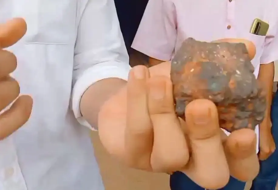 หนุ่มวัย 32 ขุดหน้าดินทำทาง พบหินประหลาดเชื่อเป็น "เหล็กไหล"