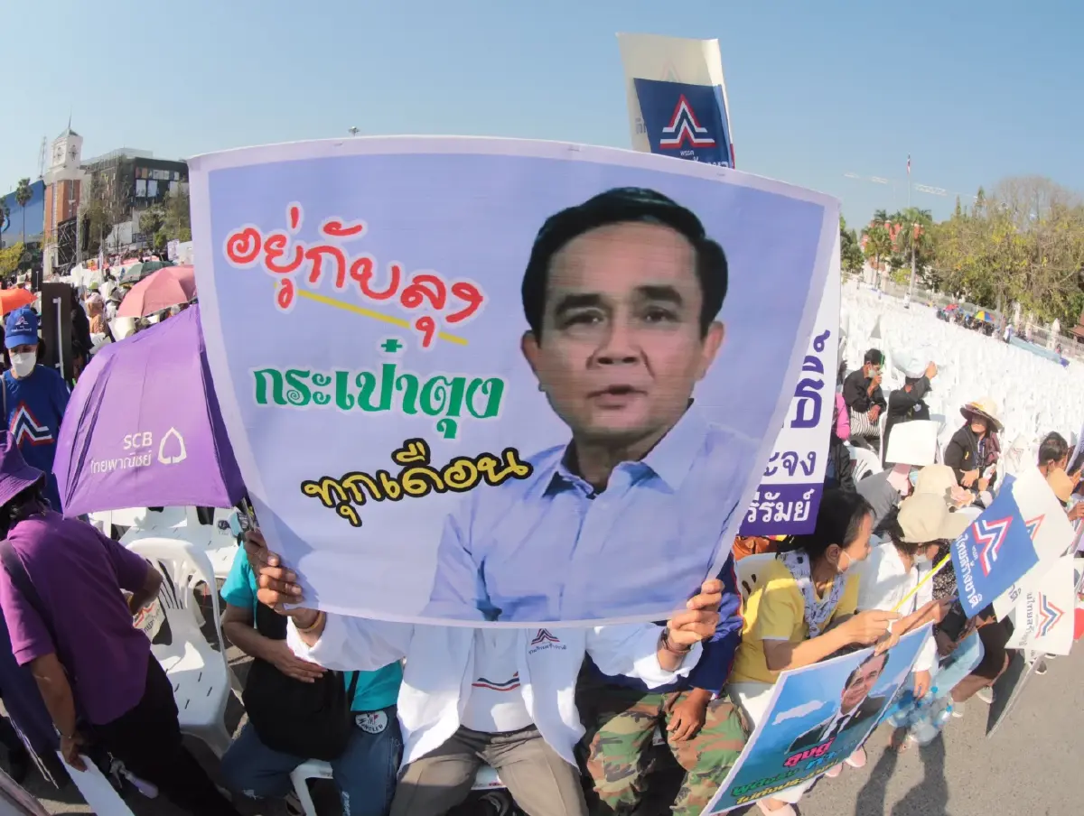 เวทีโคราช "รทสช." คึกคัก ปชช.พรึ่บทยอยฟังปราศรัย-รอรับ "บิ๊กตู่" (มีคลิป)