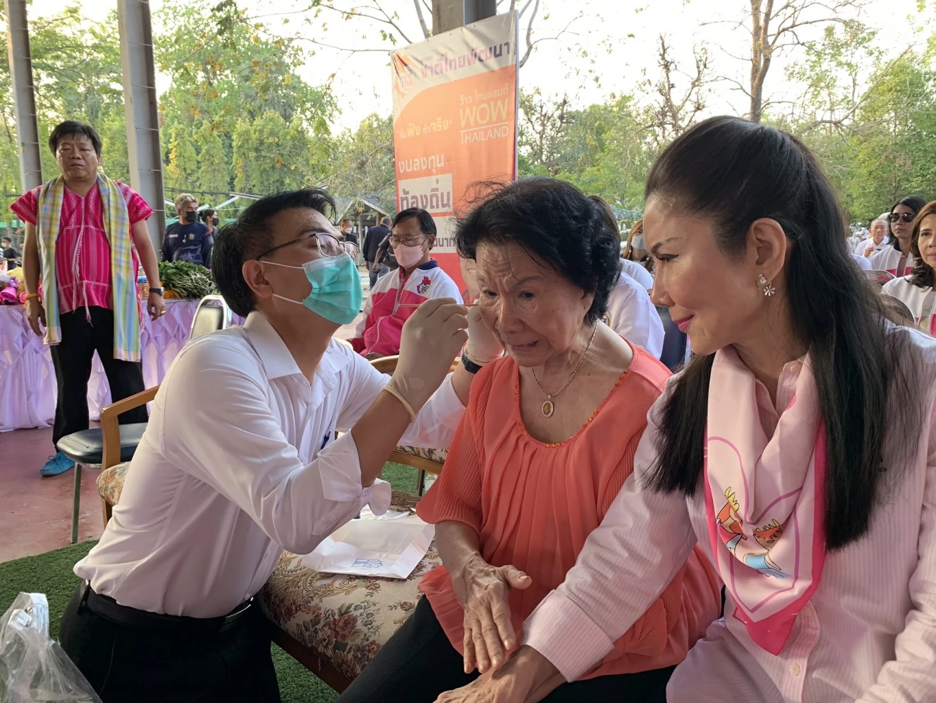 แพทย์ ซึ่งเป็นนักเรียนทุนบรรหาร-แจ่มใส ปฐมพยาบาล