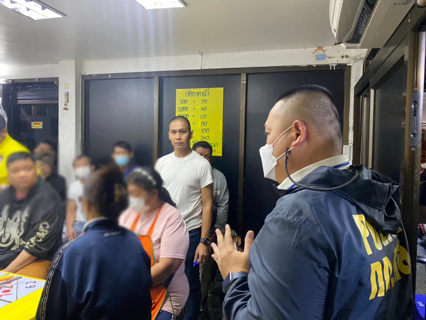 คุม 45 นักพนันไฮโล บ่อนตลาดพญาไม้ ส่งศาลธนบุรี หลังถูกจับกุมกลางดึก