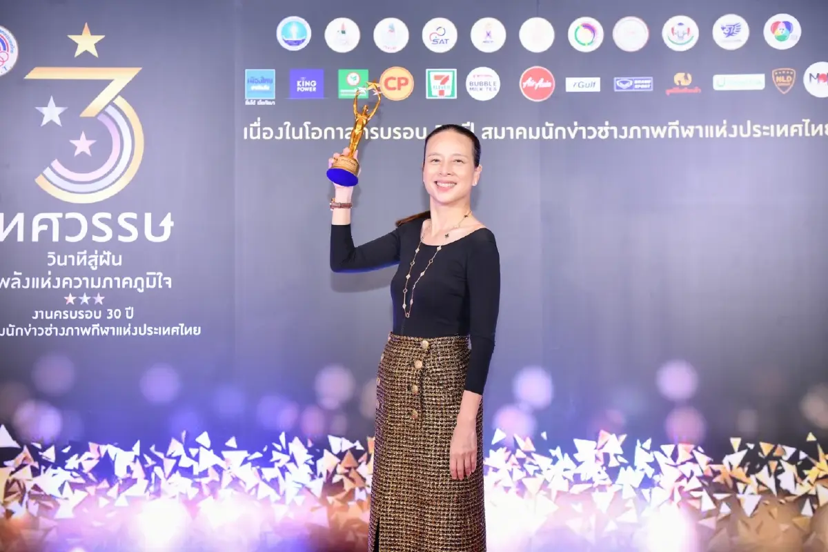 "มาดามแป้ง" นวลพรรณ ล่ำซำ CEO บมจ.เมืองไทยประกันภัย ขึ้นรับรางวัลผู้จัดการทีมยอดเยี่ยมแห่งทศวรรษ
