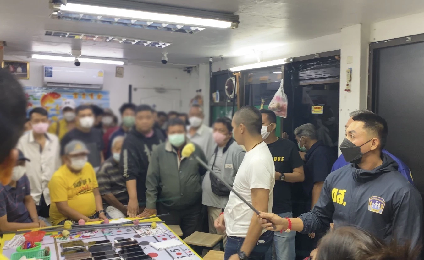 คุม 45 นักพนันไฮโล บ่อนตลาดพญาไม้ ส่งศาลธนบุรี หลังถูกจับกุมกลางดึก