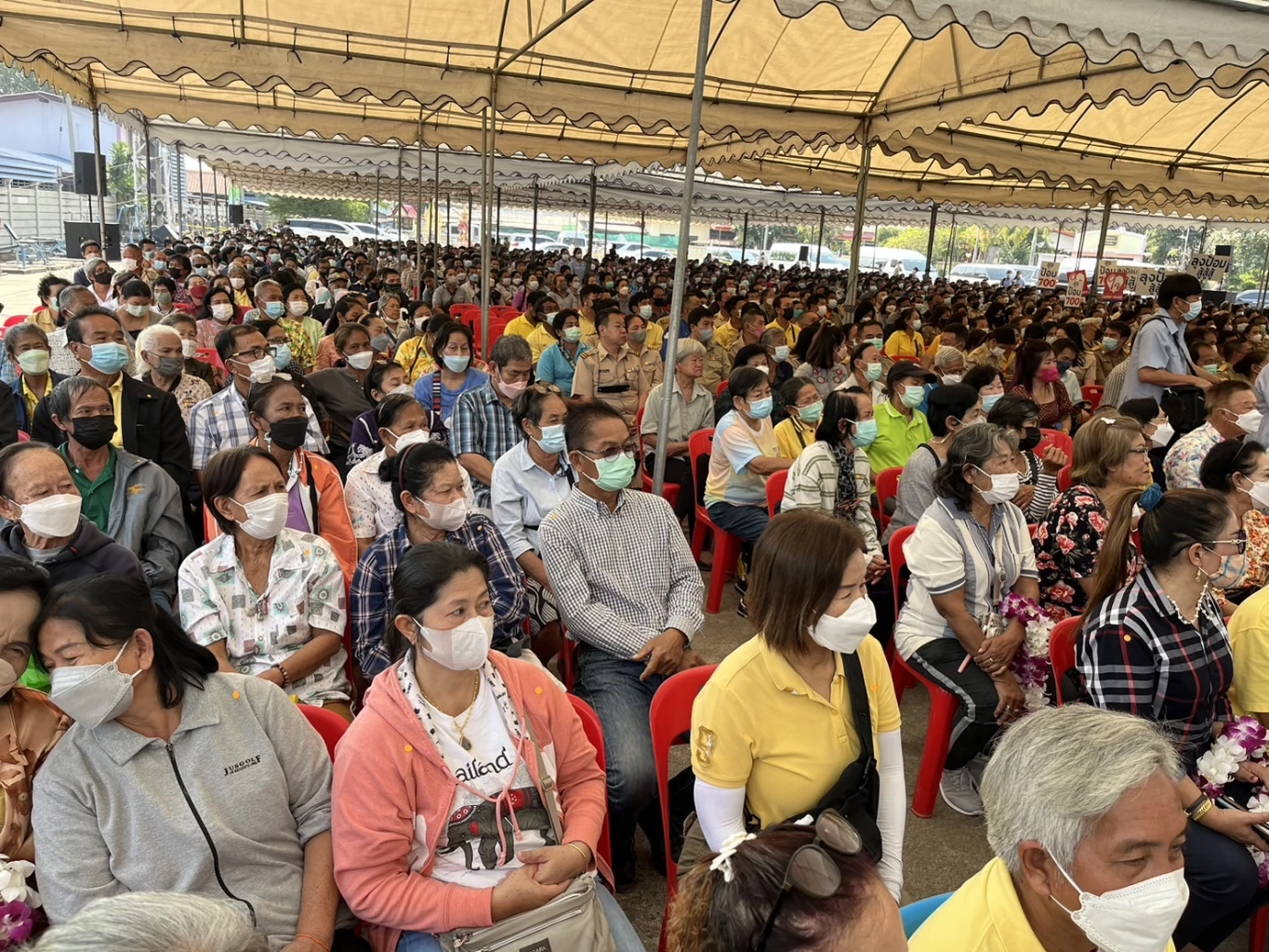 ฮอตมาก! “บิ๊กป้อม” ลุย “นครปฐม” ชาวบ้านขอกอด อวยพรให้เป็นนายกฯ