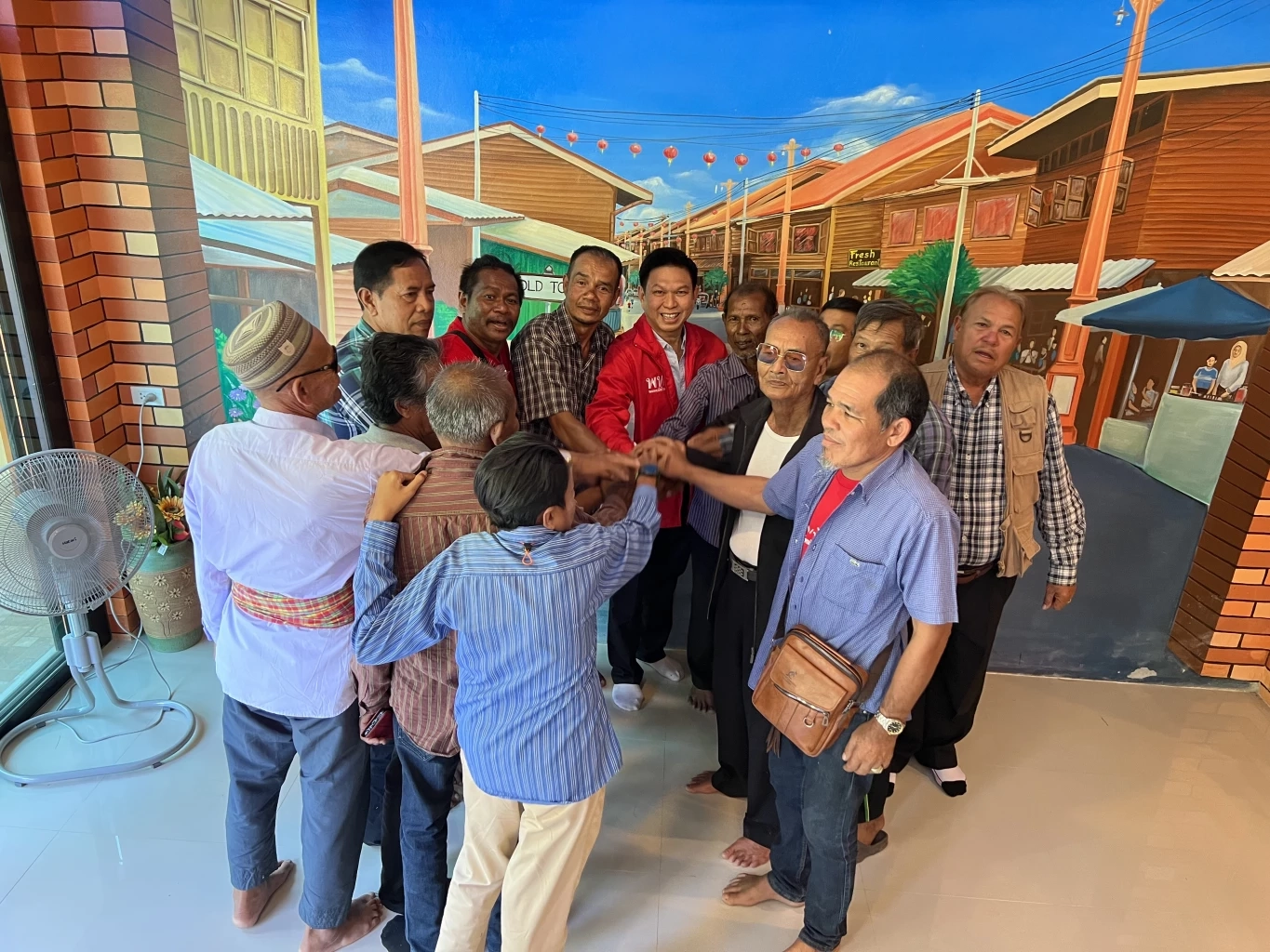 ชาวบ้านเกาะนุ้ย ร้อง"เพื่อไทย" นายทุนต่างถิ่นร่วมมือราชการยึดครองที่ดิน