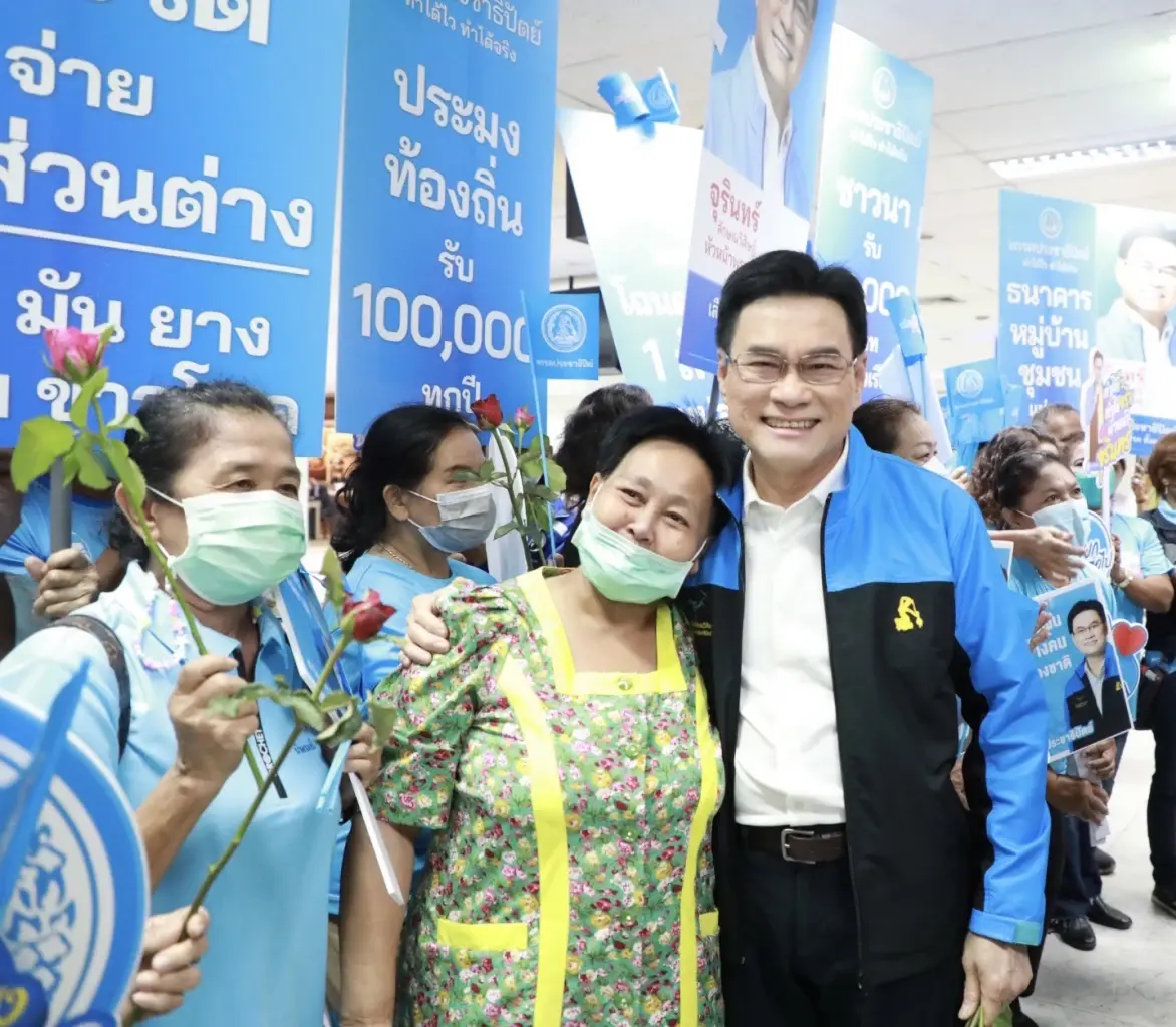 สนามบินหาดใหญ่แตก คนสงขลาแห่รับ "จุรินทร์" เชียร์เป็นนายกฯ คนต่อไป (มีคลิป)