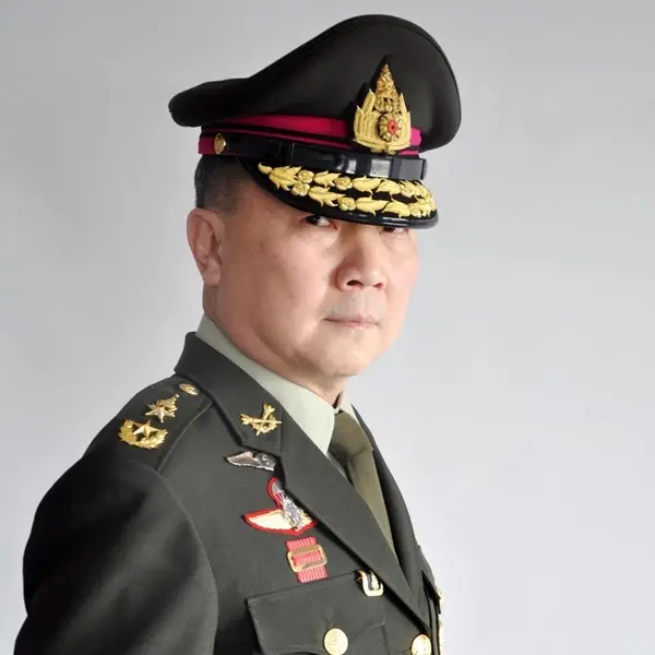 "พล.ต.นพ.เหรียญทอง แน่นหนา" ผู้อำนวยการโรงพยาบาลมงกุฎวัฒนะ 