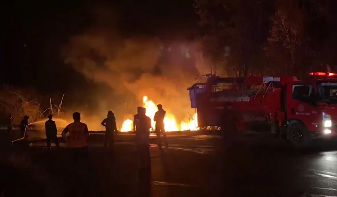 รถบรรทุกน้ำมันหลุดโค้ง พลิกคว่ำตกภูเขา ไฟลุกไหม้วอดทั้งคัน