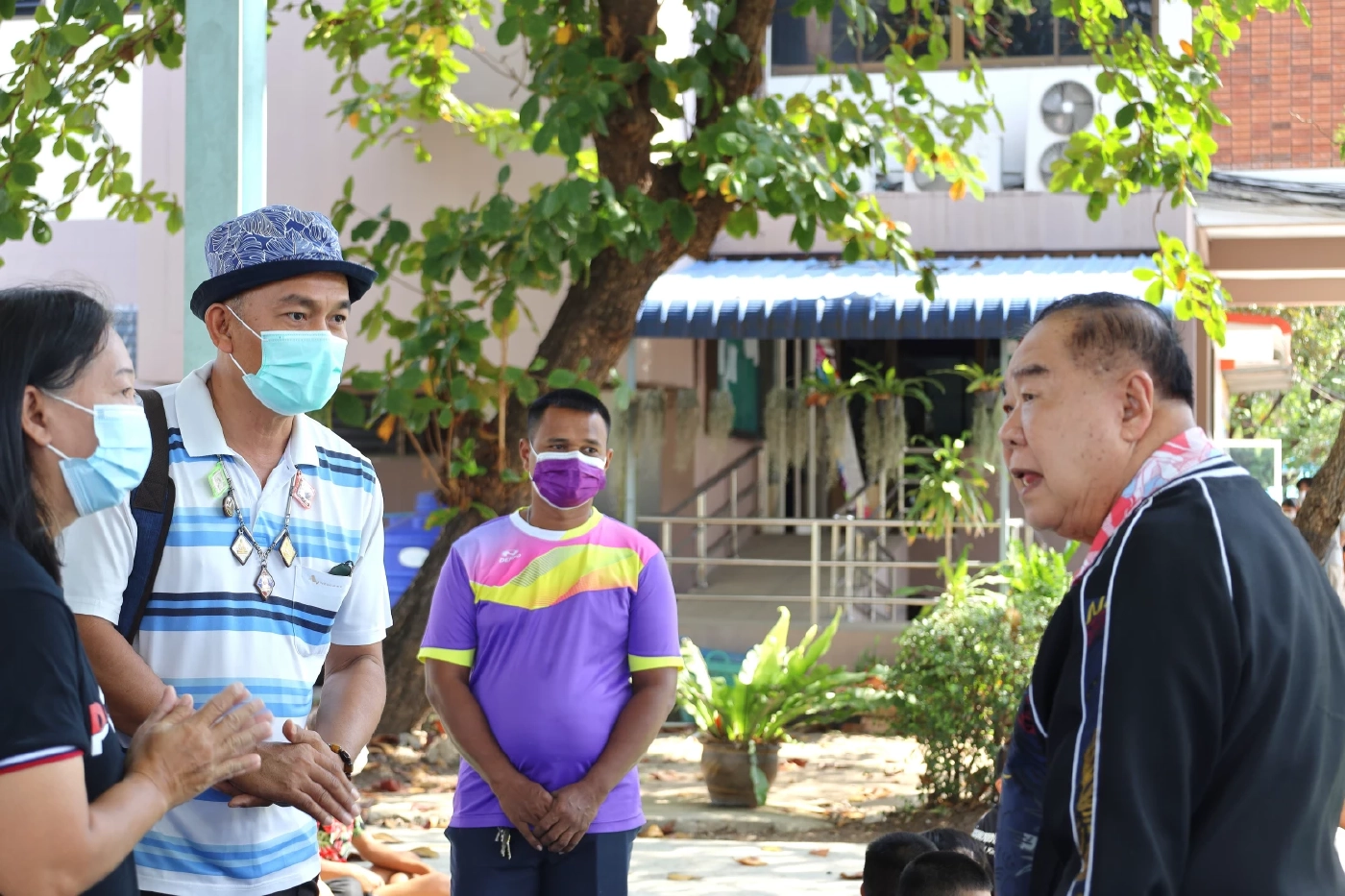 "ลุงป้อม" ควงหลานๆ ร้อง "ทรงอย่างแบด" (มีคลิป)