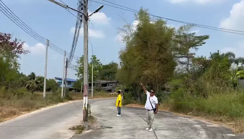 โผล่อีกแล้ว เสาไฟฟ้ากลางถนน เกิดอุบัติเหตุรถจักรยานยนต์ชนเสาเป็นประจำ
