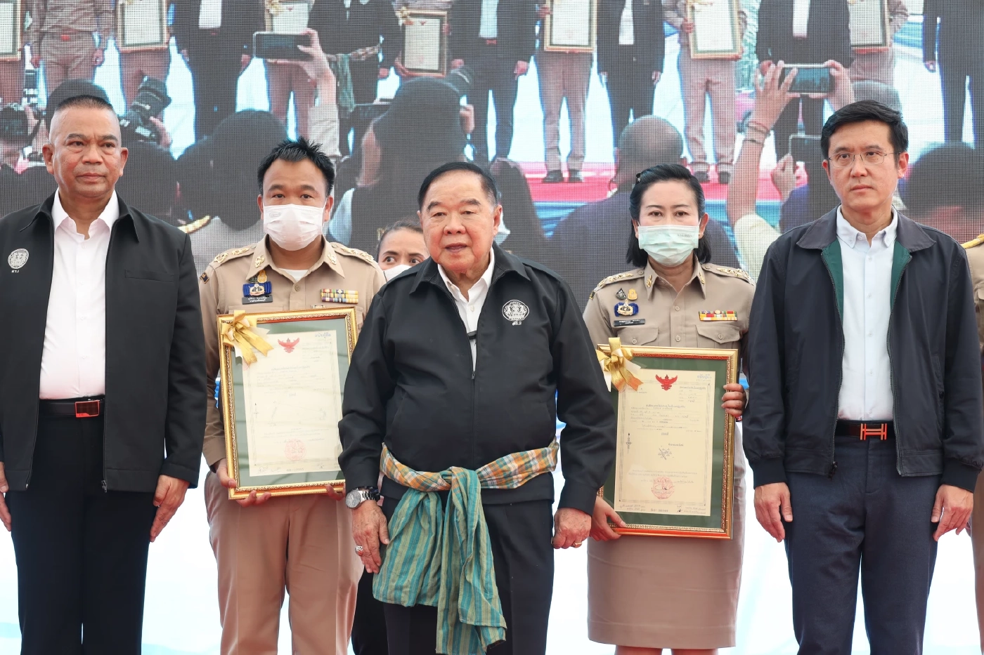 “บิ๊กป้อม” ลงพื้นที่เมืองกาญจน์ ! ตอบโจทย์แก้จน เสียงตะโกน “รักลุงป้อมๆ”