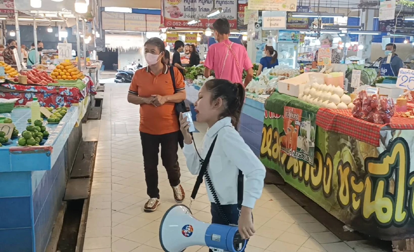 ฮือฮาตลาดสด! เด็กน้อยวัยใส 8 ขวบ ถือโทรโข่ง แจงนโยบายฉะฉาน ชนิดผู้ใหญ่ยังอาย