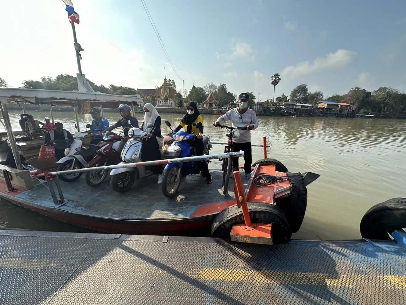 ระทึก! นร. ขี่ จยย. พุ่งตกเรือข้าม เพื่อนโดดน้ำลงไปช่วยรอดหวุดหวิด (มีคลิป)