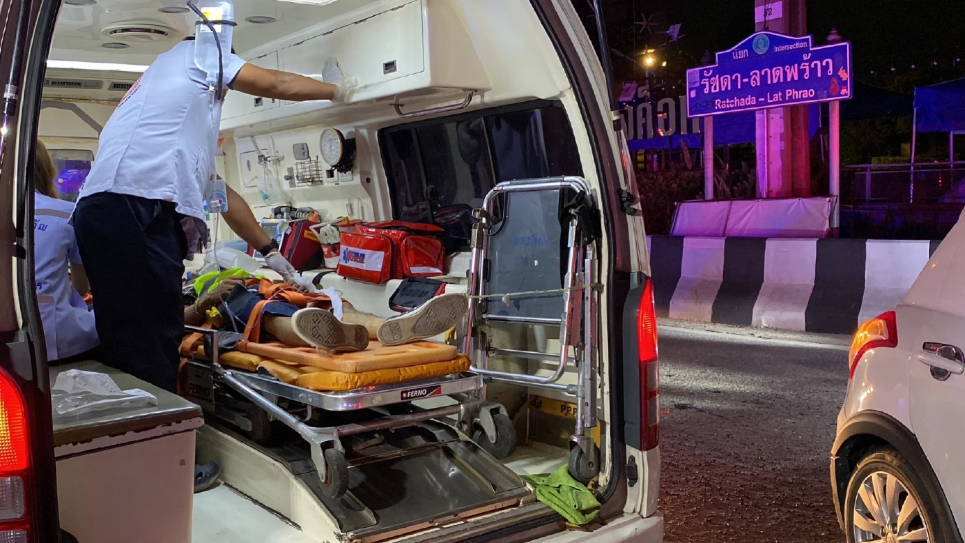 รถเมล์สาย 8 ชนรถบรรทุกคนงาน สนั่นกลางสี่แยกรัชดา บาดเจ็บนับสิบ สาหัส 4