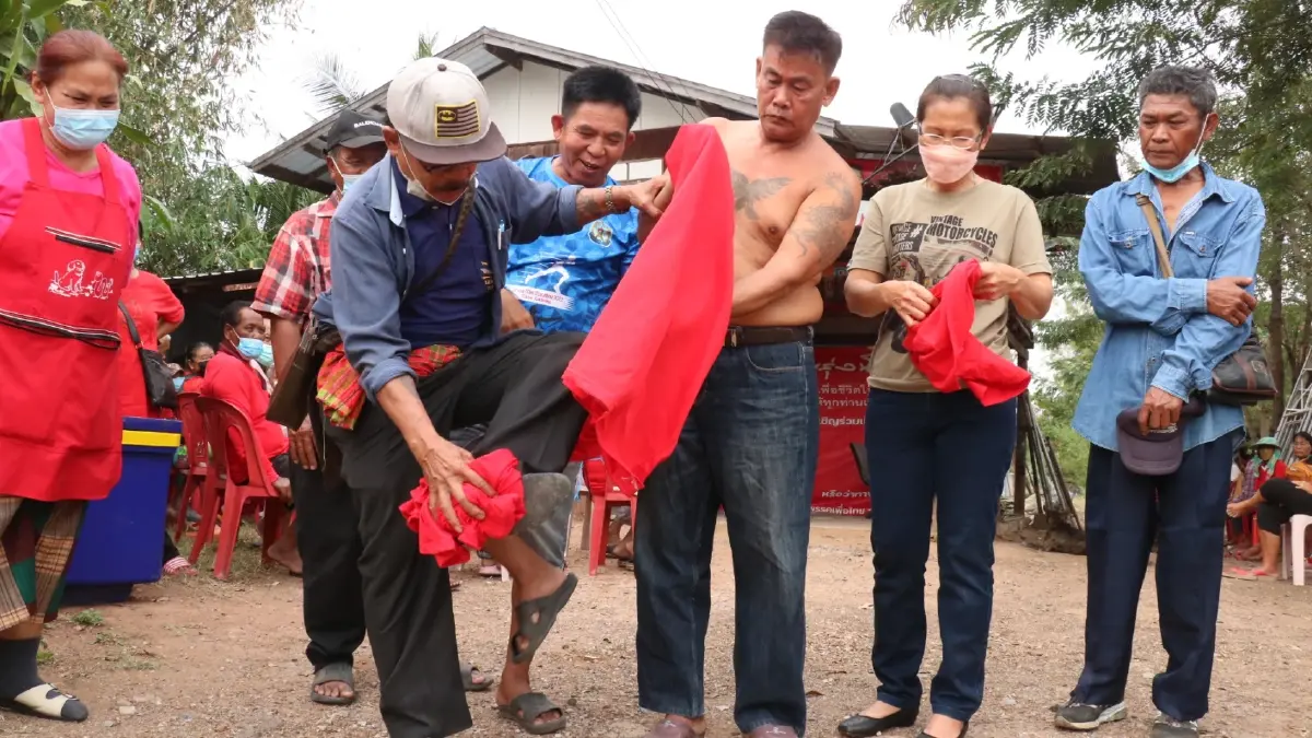 "เลือกตั้งโคราช" เดือด เสื้อแดงฟาด"เพื่อไทย"เทผู้สมัคร ปลดป้ายทิ้งเสื้อ