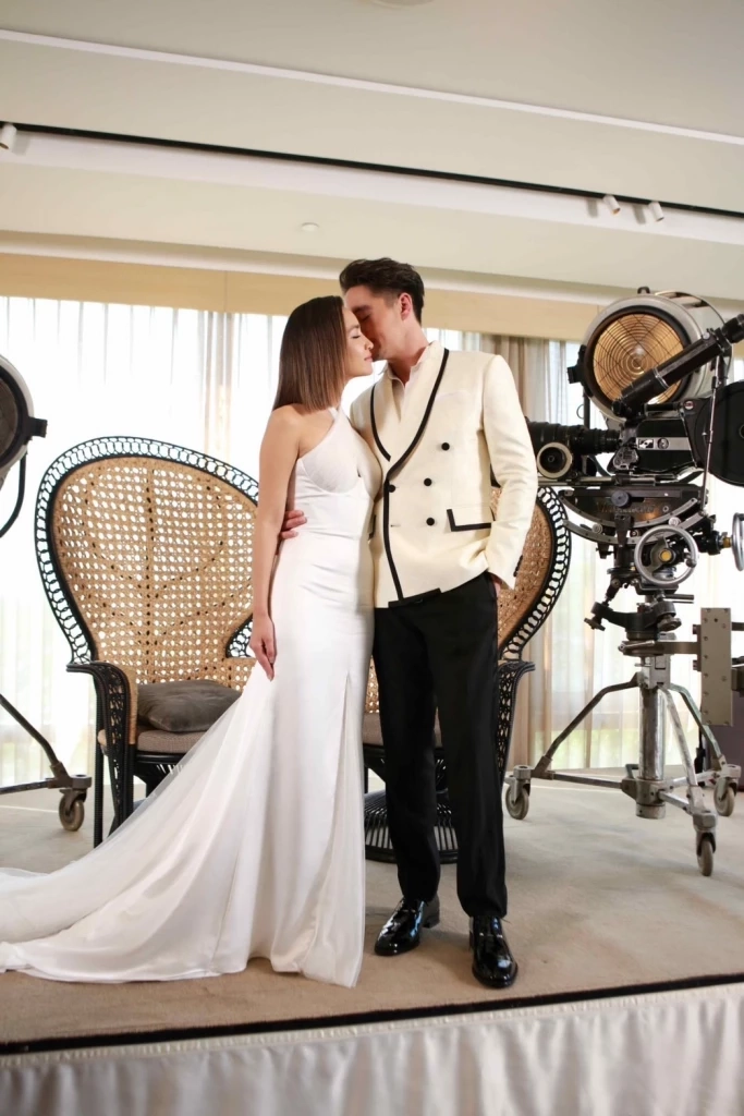 “อนันดา” ควงแขนเจ้าสาว “ณิชชา” แถลงข่าวสละโสด ขอเที่ยวรอบโลกก่อนค่อยมีลูก