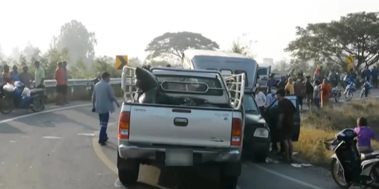 กระบะผู้ใหญ่บ้านหลุดโค้ง ประสานงารถรับส่งนักเรียน เจ็บเพียบ