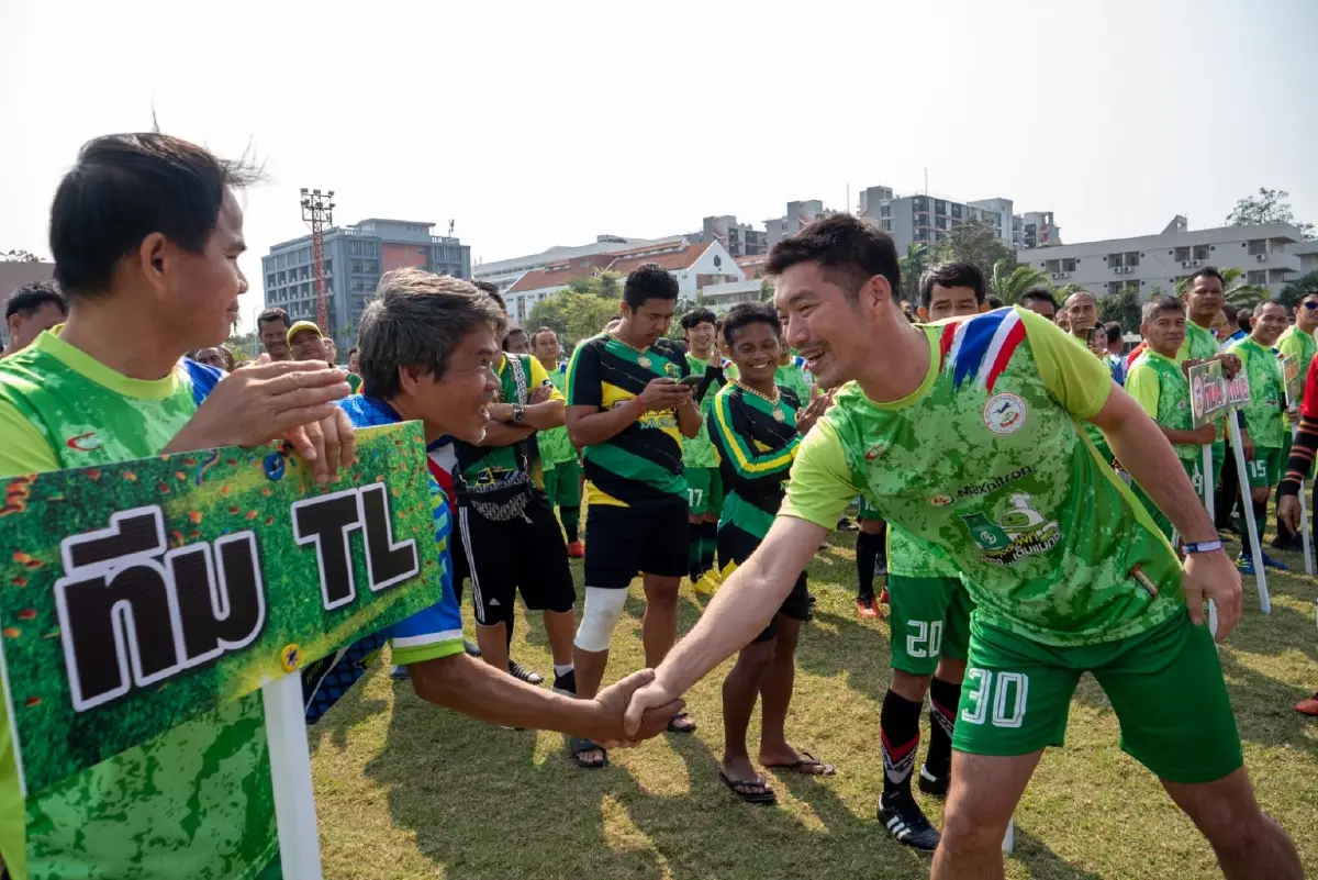 “ธนาธร” ร่วมเตะบอลสมาคมแท็กซี่ฯ ให้กำลังใจผ่านวิกฤติหนี้โควิด-แก๊สแพง