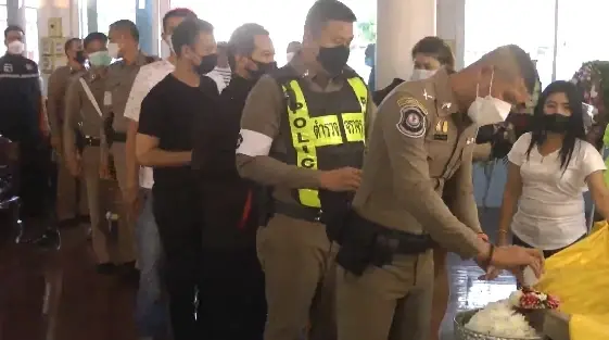 ร่าง "ดาบตำรวจทางด่วน" ชนท้ายกระบะตู้ทึบเสียชีวิต ถึงบ้านลพบุรีแล้ว