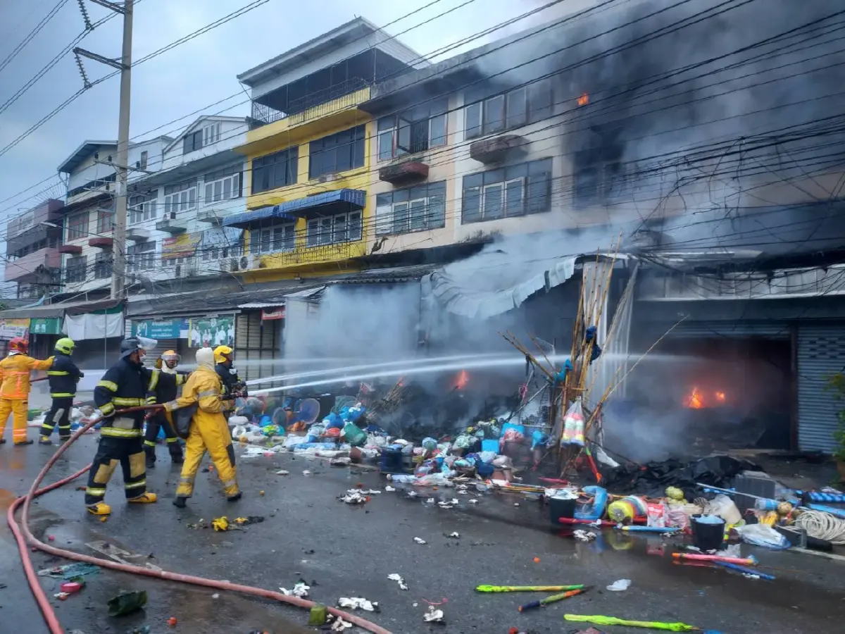 "ไฟไหม้" อาคารพาณิชย์ ใกล้ตลาดระแหง จ.ปทุมธานี เกิดเสียงระเบิดดังสนั่น
